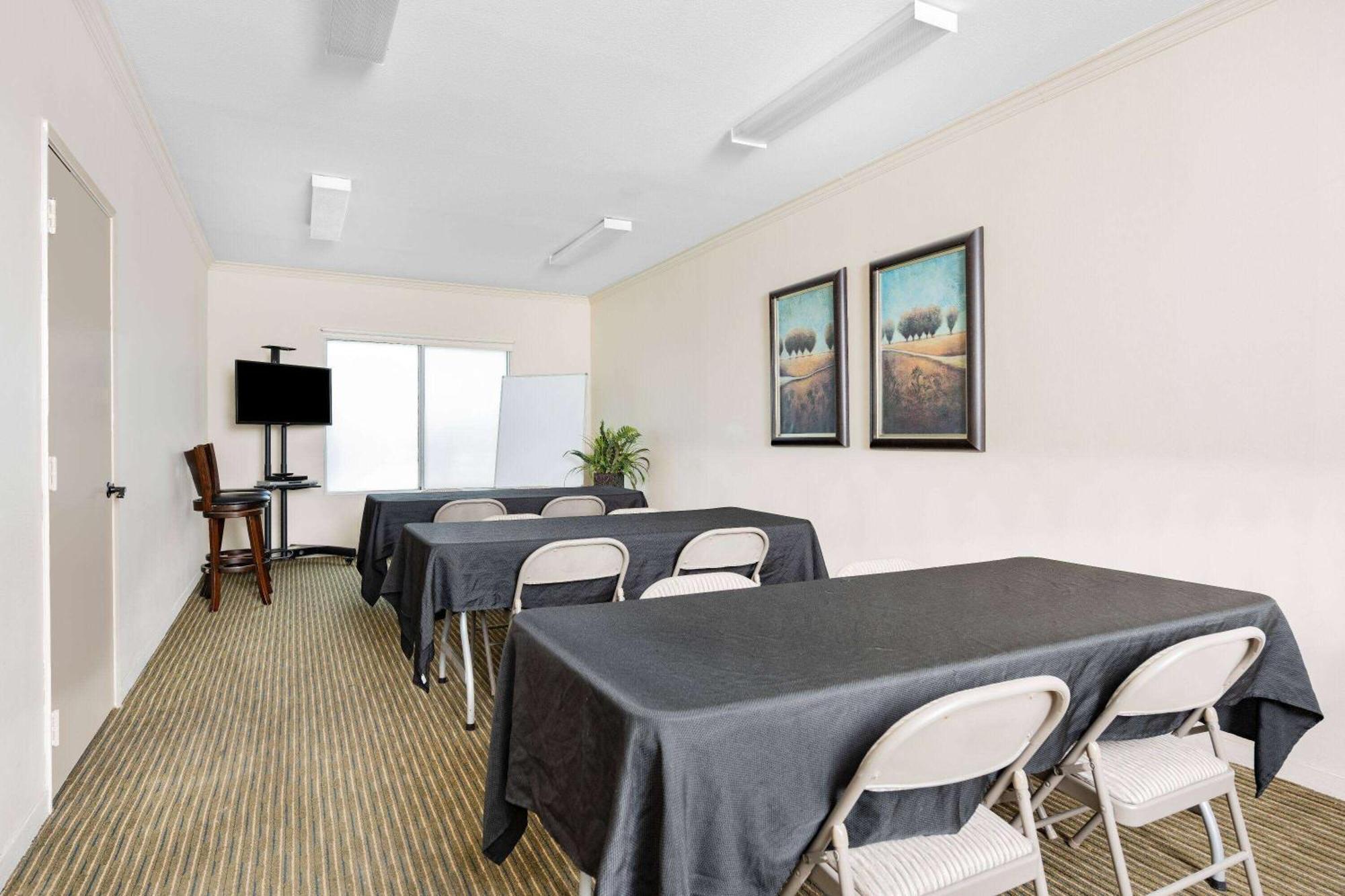 Hotel Ramada By Wyndham Bakersfield Exteriér fotografie