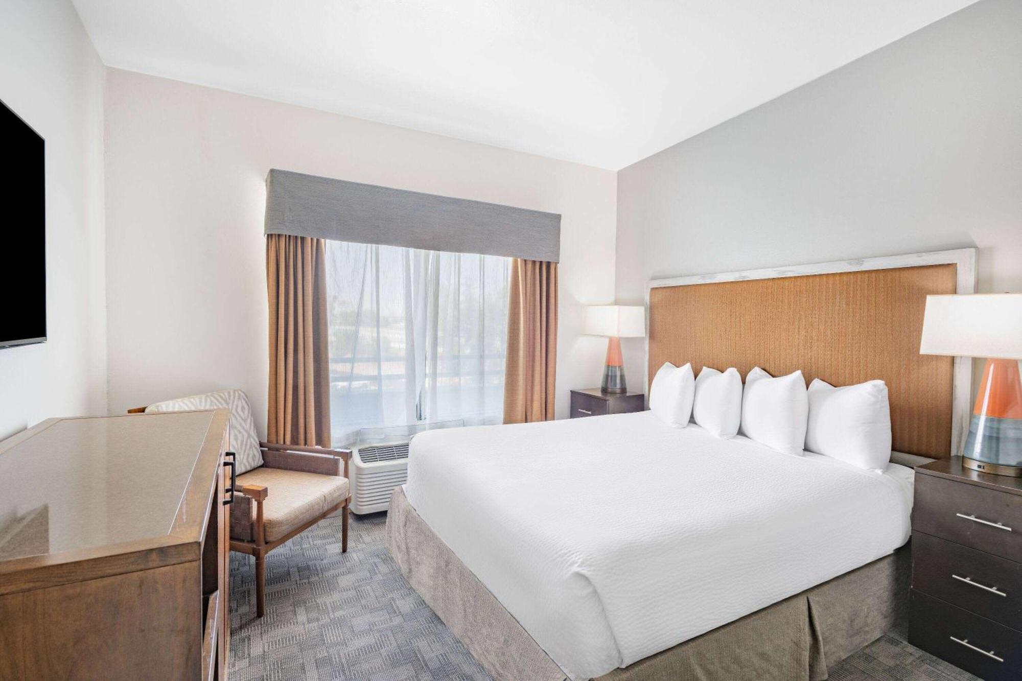 Hotel Ramada By Wyndham Bakersfield Exteriér fotografie