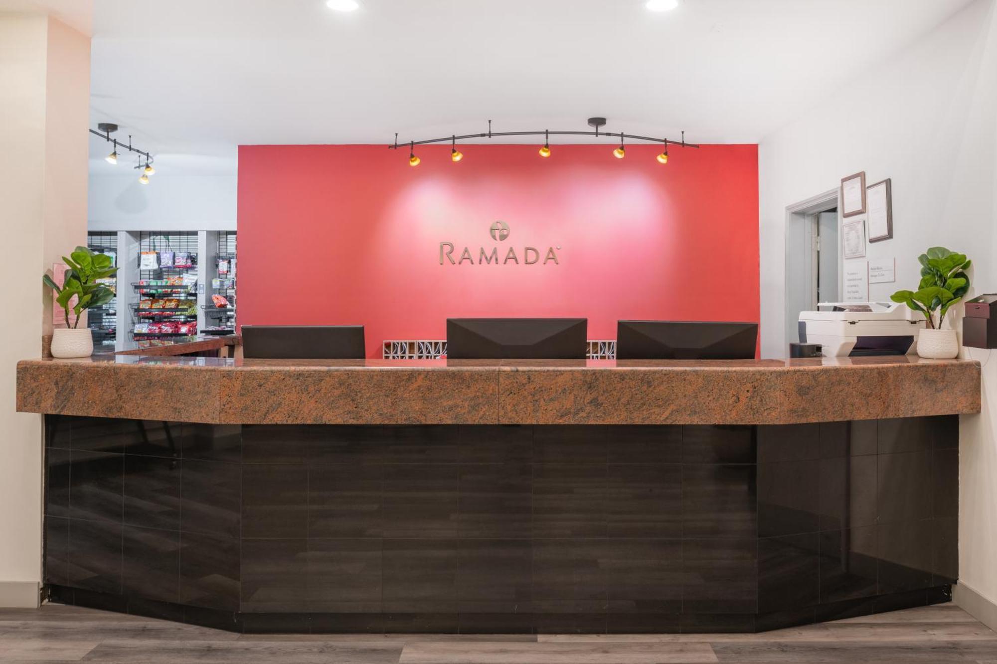 Hotel Ramada By Wyndham Bakersfield Exteriér fotografie