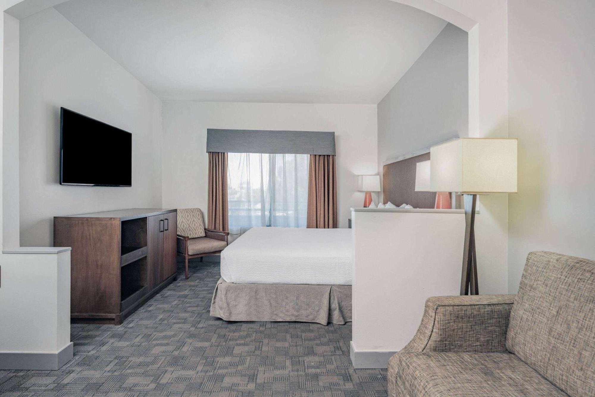 Hotel Ramada By Wyndham Bakersfield Exteriér fotografie