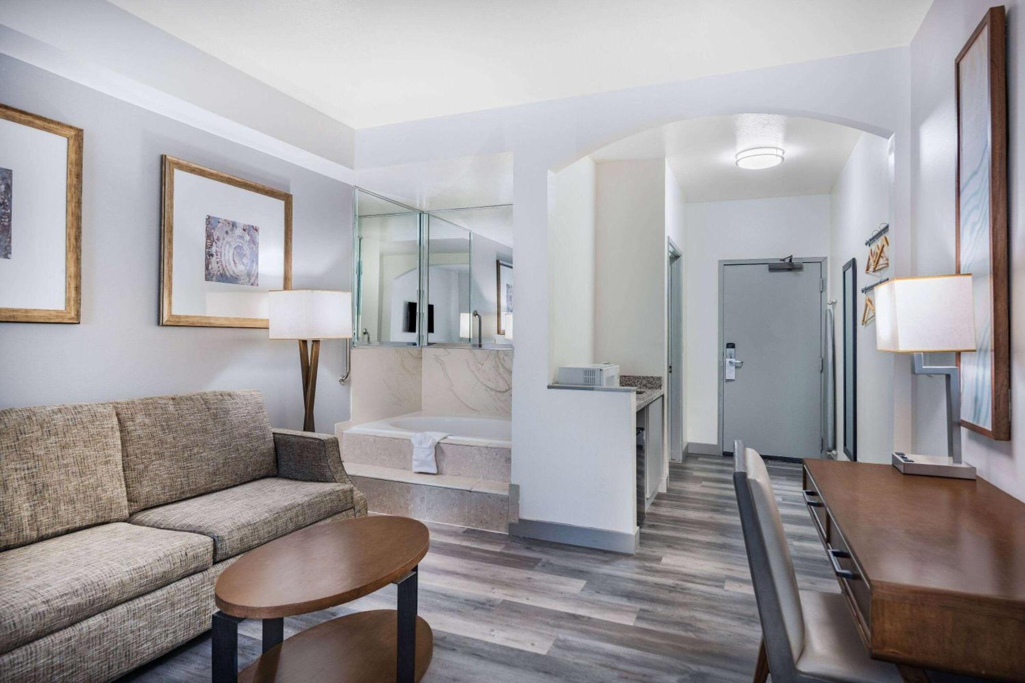 Hotel Ramada By Wyndham Bakersfield Exteriér fotografie